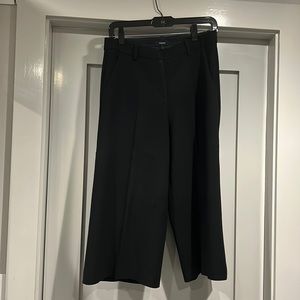 Theory size 2 black wide leg cropped pant in Crepe material.